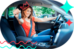 Foto de chica con las llaves de su coche nuevo tras aprobar las pruebas teóricas y prácticas del carnet de conducir