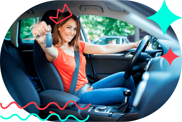 Foto de chica con las llaves de su coche nuevo tras aprobar las pruebas teóricas y prácticas del carnet de conducir